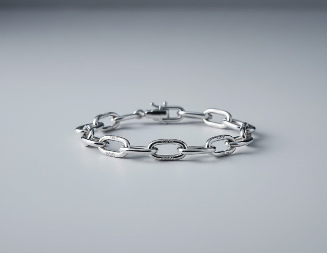 ライトグレーのシンプルな背景に置かれた、シルバー925のシェーヌダンクル・ブレスレット(GMサイズ)。クールな金属の質感がわかる画像。